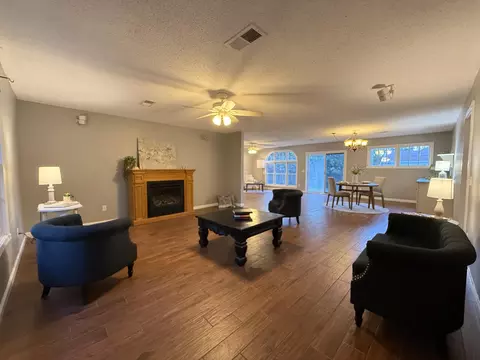 Living - 802 Broad St, Murray, KY 42071 photo 1 of 4