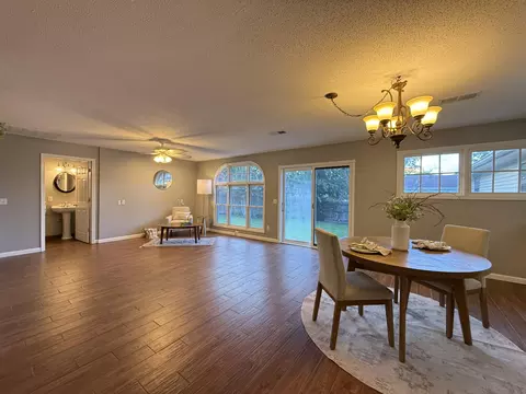 Living - 802 Broad St, Murray, KY 42071 photo 3 of 4