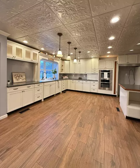 Kitchen - 802 Broad St, Murray, KY 42071 photo 2 of 7