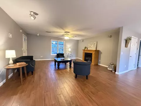 Living - 802 Broad St, Murray, KY 42071 photo 2 of 4