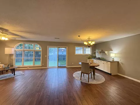Living - 802 Broad St, Murray, KY 42071 photo 4 of 4