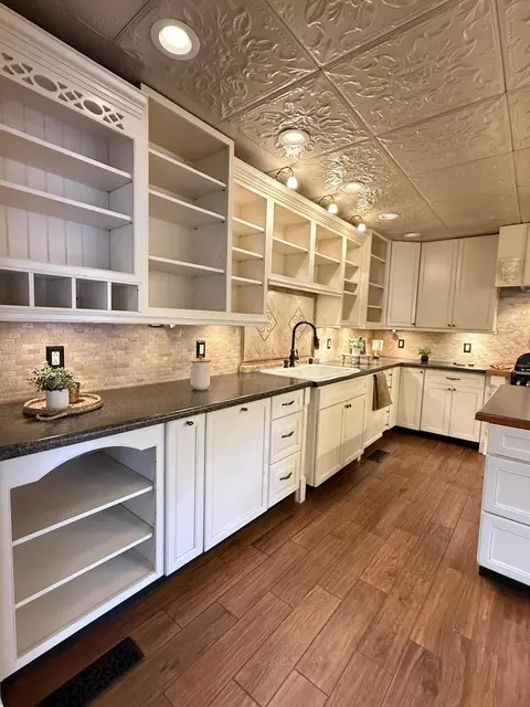 Kitchen - 802 Broad St, Murray, KY 42071 photo 6 of 7