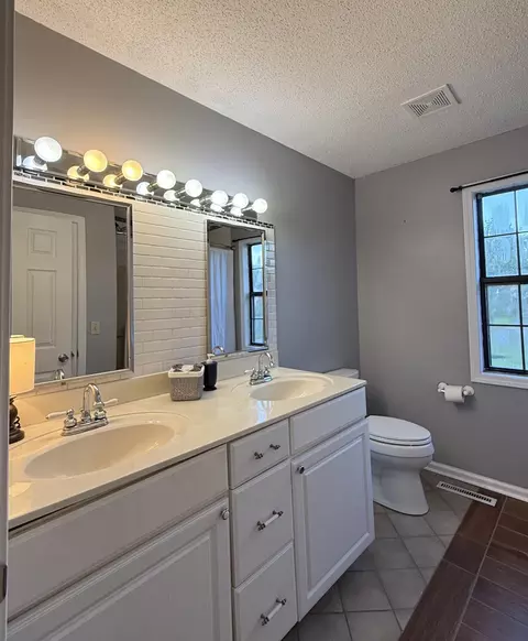Bath - 802 Broad St, Murray, KY 42071 photo 5 of 8