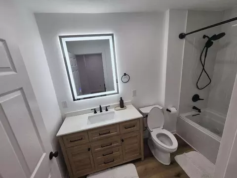 Bath - 114 Spruce St, Murray, KY 42071 photo 2 of 3