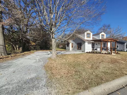 Exterior - 114 Spruce St, Murray, KY 42071 photo 4 of 9