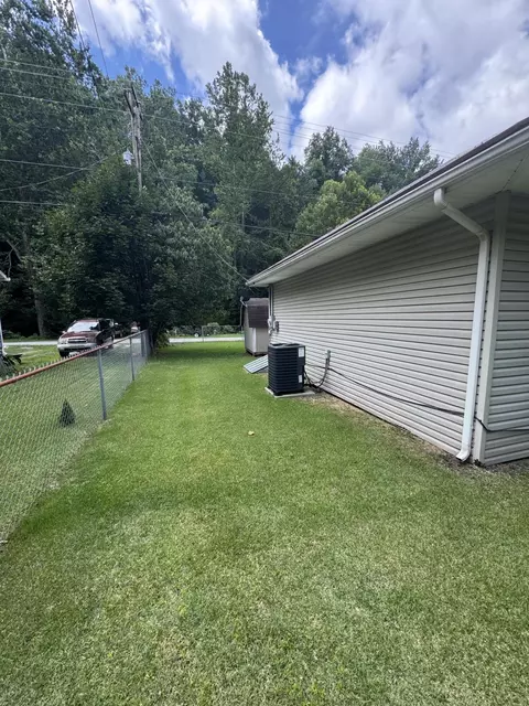 Exterior - 358 E Main St, Lynch, KY 40855 photo 2 of 4