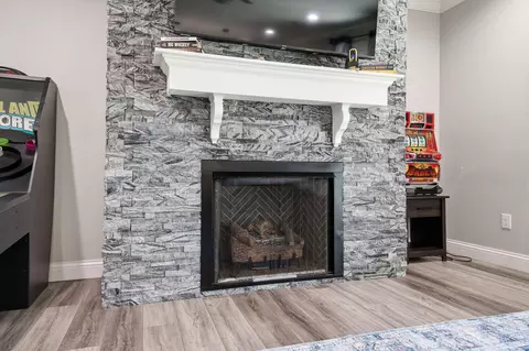 Living - 975 Lakeside Dr, Lancaster, KY 40444 photo 2 of 2
