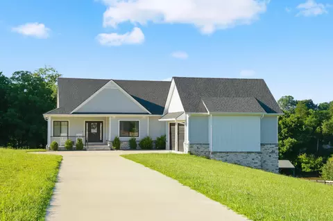 Exterior - 975 Lakeside Dr, Lancaster, KY 40444 photo 2 of 16