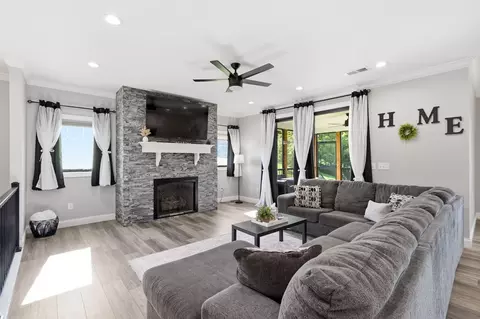 Living - 975 Lakeside Dr, Lancaster, KY 40444 photo 1 of 2