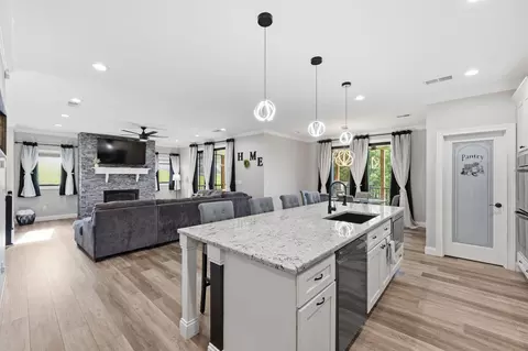 Kitchen - 975 Lakeside Dr, Lancaster, KY 40444 photo 3 of 6