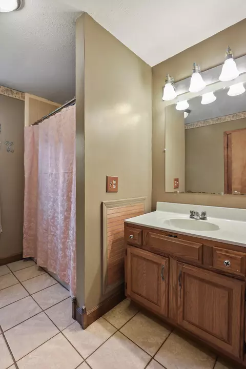 Bath - 322 Spring Cut Cir, Corbin, KY 40701 photo 2 of 3