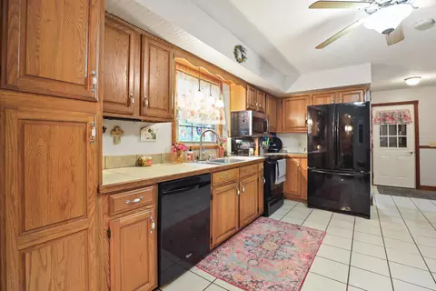 Kitchen - 322 Spring Cut Cir, Corbin, KY 40701 photo 2 of 2