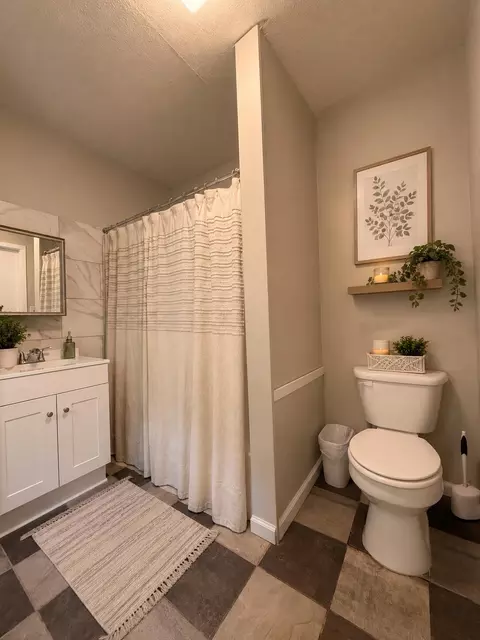 Bath - 413 W 15th St, Corbin, KY 40701 photo 2 of 3