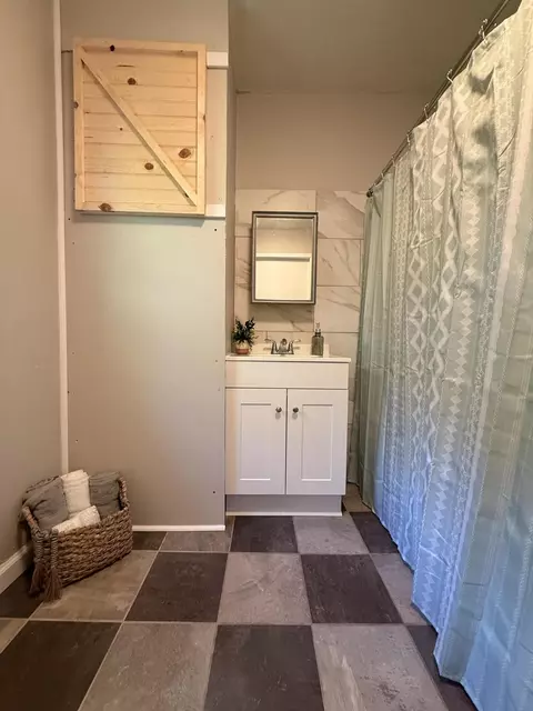 Bath - 413 W 15th St, Corbin, KY 40701 photo 3 of 3