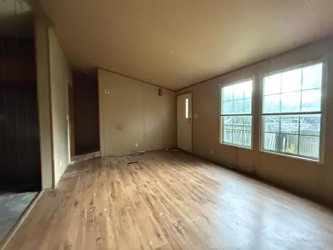 Living - 13 Duncan Ln, Middlesboro, KY 40965 photo 2 of 2