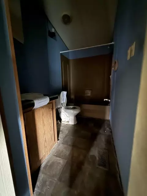 Bath - 13 Duncan Ln, Middlesboro, KY 40965 photo 2 of 2