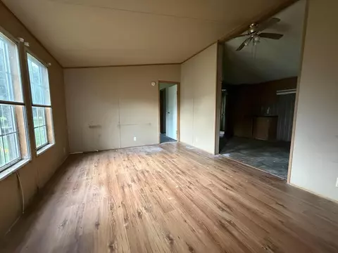 Living - 13 Duncan Ln, Middlesboro, KY 40965 photo 1 of 2