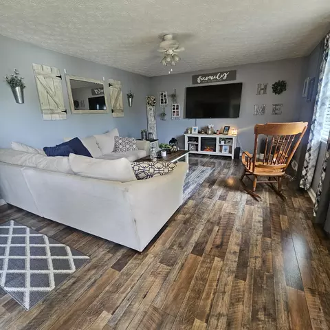 Living - 46 Skinner Ln, Corbin, KY 40701 photo 2 of 2