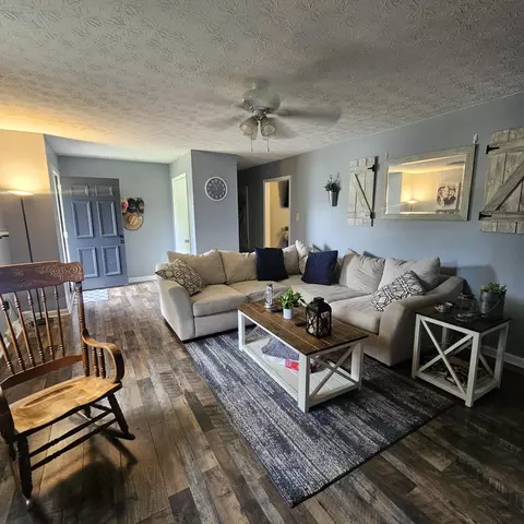Living - 46 Skinner Ln, Corbin, KY 40701 photo 1 of 2