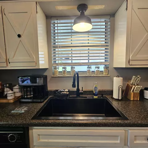 Kitchen - 46 Skinner Ln, Corbin, KY 40701 photo 2 of 2