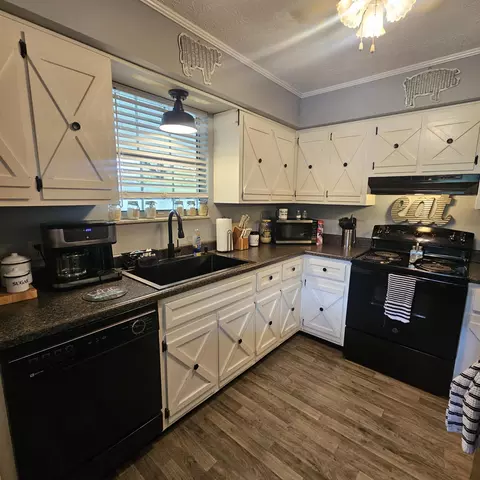 Kitchen - 46 Skinner Ln, Corbin, KY 40701 photo 1 of 2