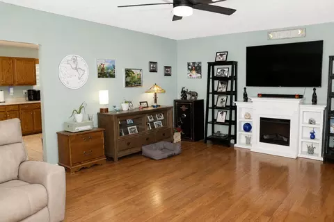 Living - 987 E Ky Highway 312, Corbin, KY 40701 photo 2 of 5