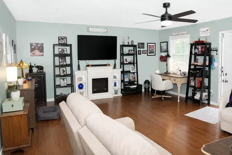 Living - 987 E Ky Highway 312, Corbin, KY 40701 photo 3 of 5