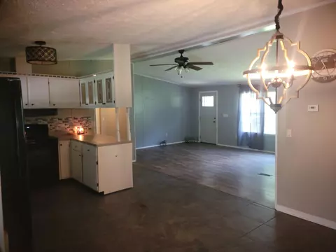Living - 10 Timberland Cir, Corbin, KY 40701 photo 2 of 2