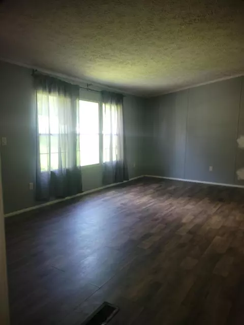 Living - 10 Timberland Cir, Corbin, KY 40701 photo 1 of 2