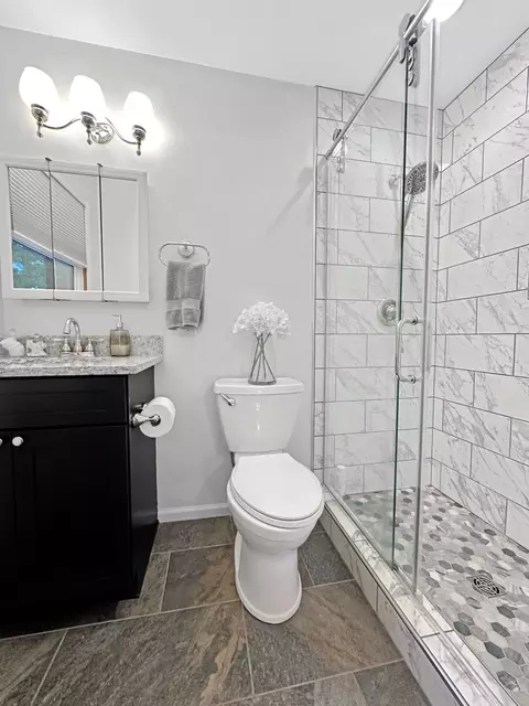 Bath - 1508 Glendale Rd, Murray, KY 42071 photo 1 of 2