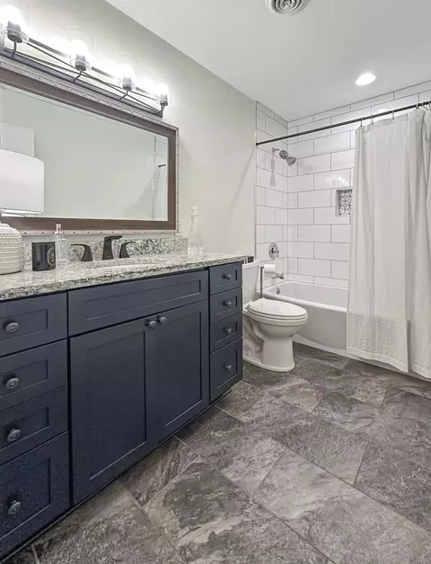 Bath - 1508 Glendale Rd, Murray, KY 42071 photo 2 of 2