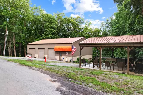 698 Walnut Dr, Cadiz, KY 42211