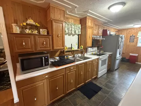 Kitchen - 354 Campbell Rd, Corbin, KY 40701 photo 3 of 4