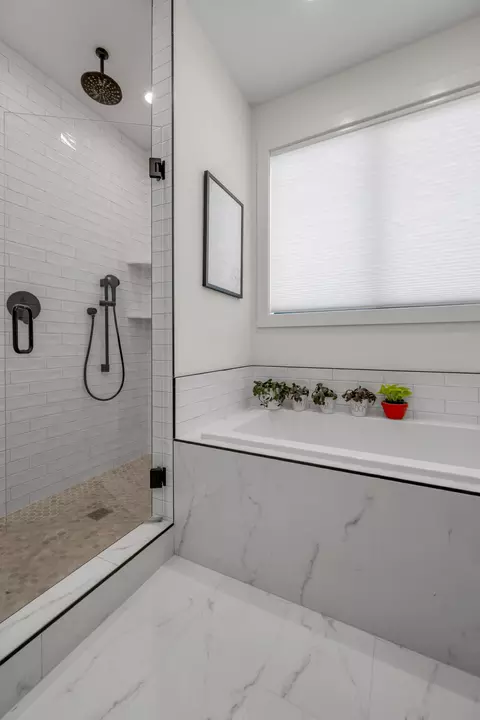 Bath - 602 Trinity Ln, Versailles, KY 40383 photo 3 of 5