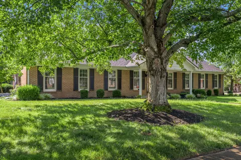 121 Hawthorne Dr, Nicholasville, KY 40356