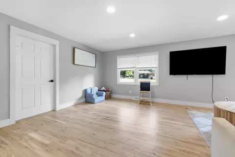 Living - 89 Perry St, Mayfield, KY 42066 photo 3 of 3