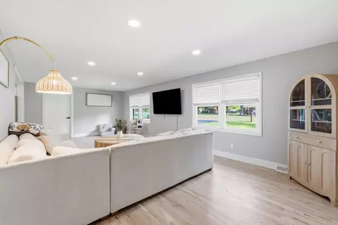 Living - 89 Perry St, Mayfield, KY 42066 photo 2 of 3