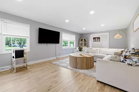 Living - 89 Perry St, Mayfield, KY 42066 photo 1 of 3