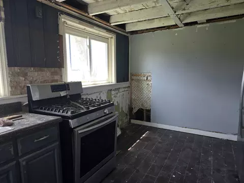 Kitchen - 77 Curd Rd, Williamsburg, KY 40769 photo 2 of 2