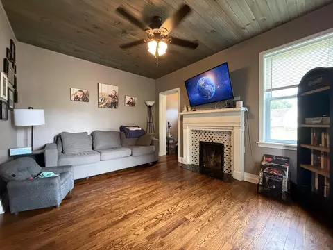 Living - 601 Pine St, Murray, KY 42071 photo 2 of 3