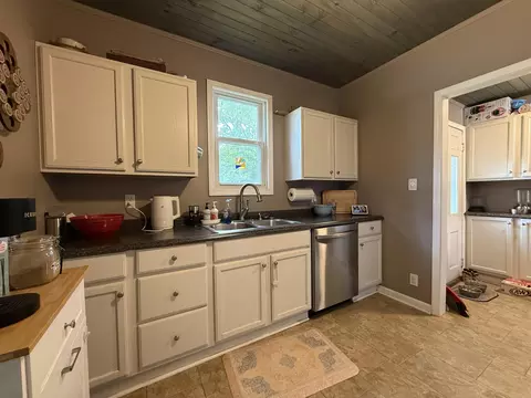 Kitchen - 601 Pine St, Murray, KY 42071 photo 3 of 4