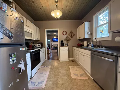 Kitchen - 601 Pine St, Murray, KY 42071 photo 2 of 4