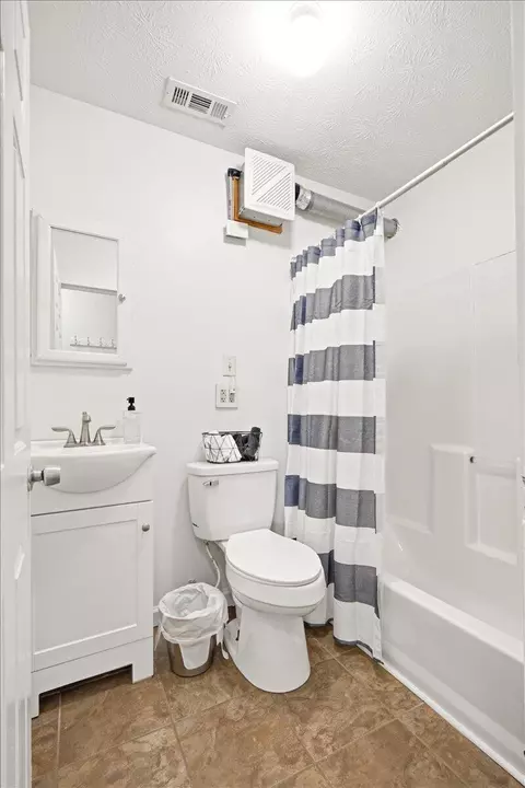 Bath - 215 Hamlin Ave, Corbin, KY 40701 photo 2 of 2