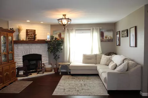 Living - 2413 Lowes Rd, Cunningham, KY 42035 photo 3 of 4