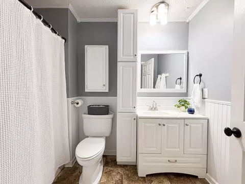 Bath - 6120 Springbrook Dr, Paducah, KY 42001 photo 1 of 3