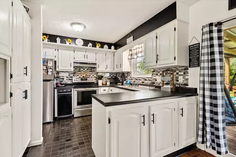 Kitchen - 1406 Oak Ridge Rd, Corbin, KY 40701 photo 4 of 5