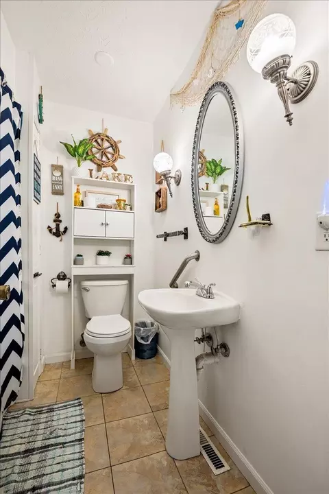 Bath - 1406 Oak Ridge Rd, Corbin, KY 40701 photo 1 of 2