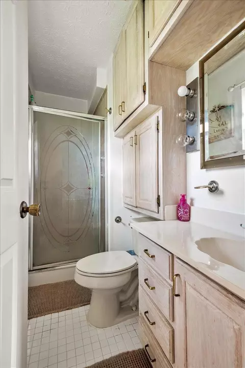 Bath - 1406 Oak Ridge Rd, Corbin, KY 40701 photo 2 of 2