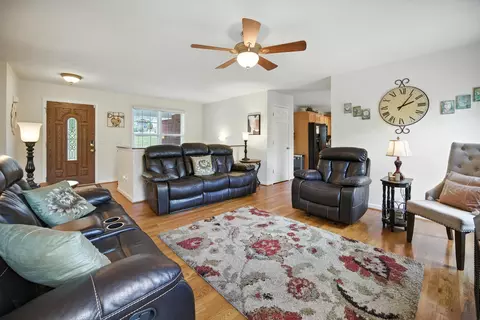 Living - 1166 Devane Ln, Frankfort, KY 40601 photo 2 of 3