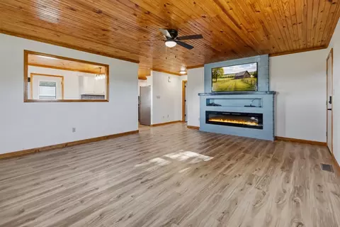 Living - 26 Stella Ln, Eubank, KY 42567 photo 3 of 5